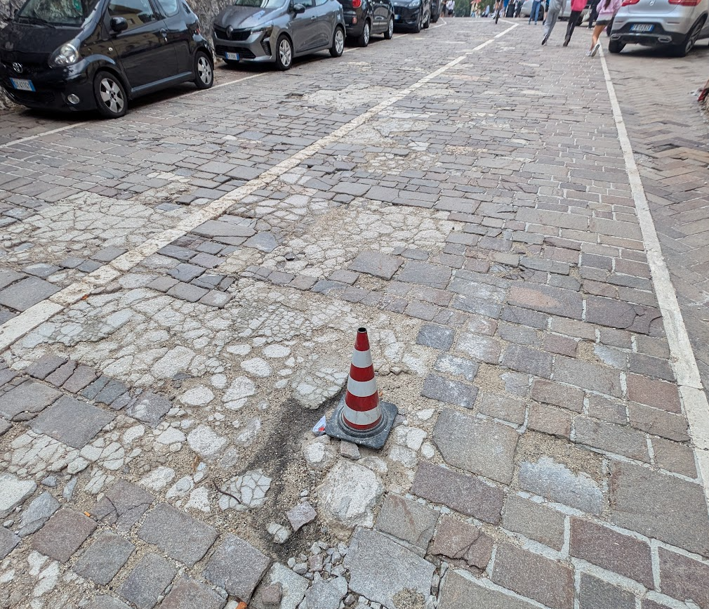 Rifacimento manto stradale Via dei Villini